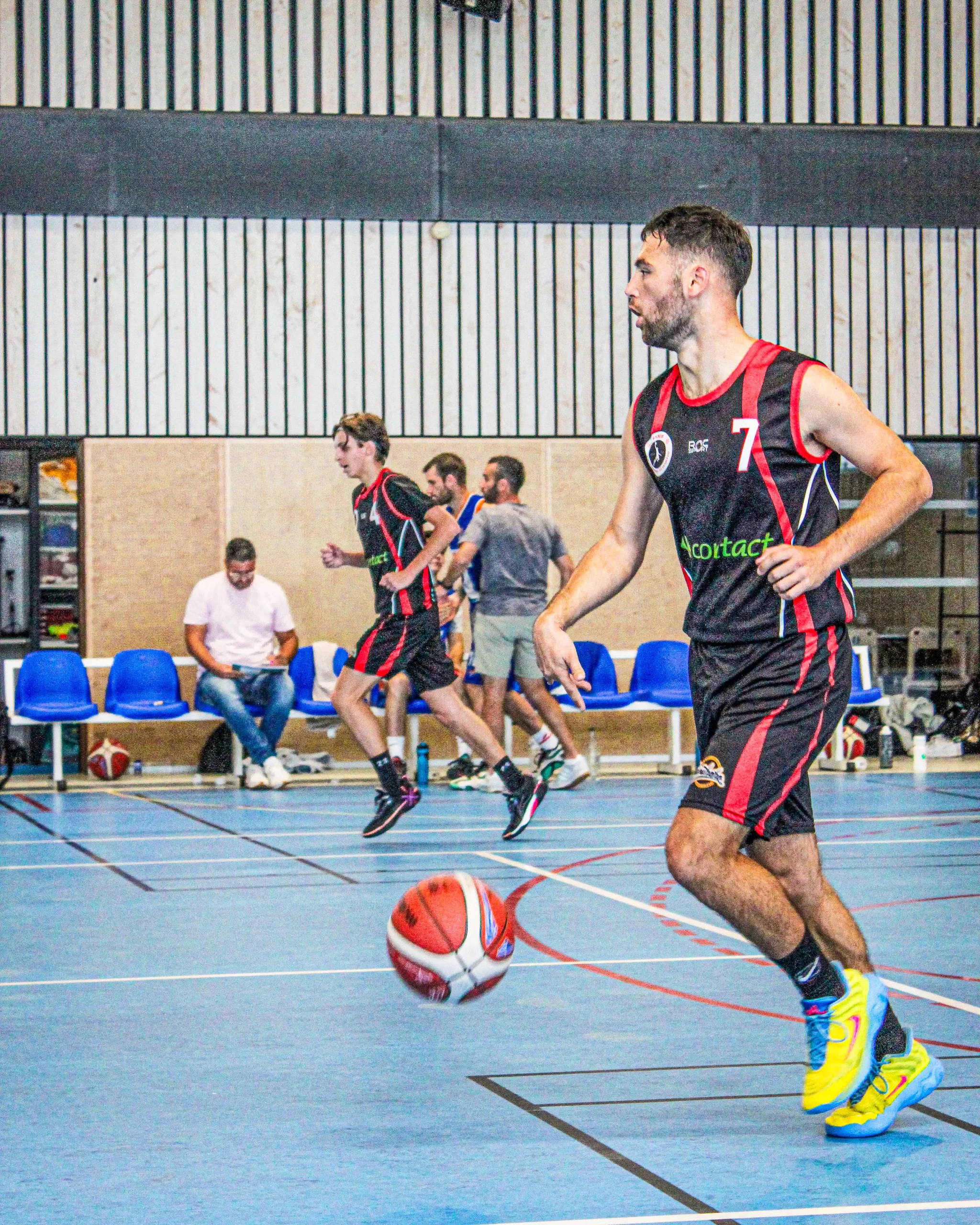 Joueur du FSMB en train de jouer au basket