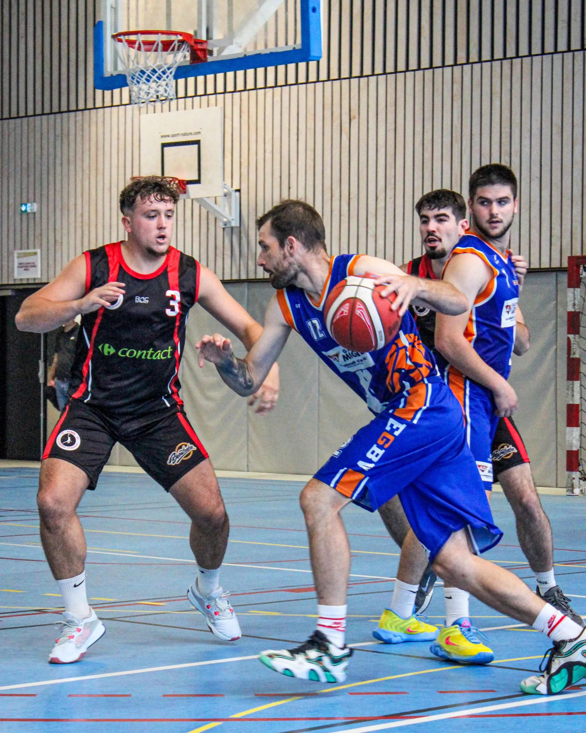 Joueur du FSMB en train de jouer au basket