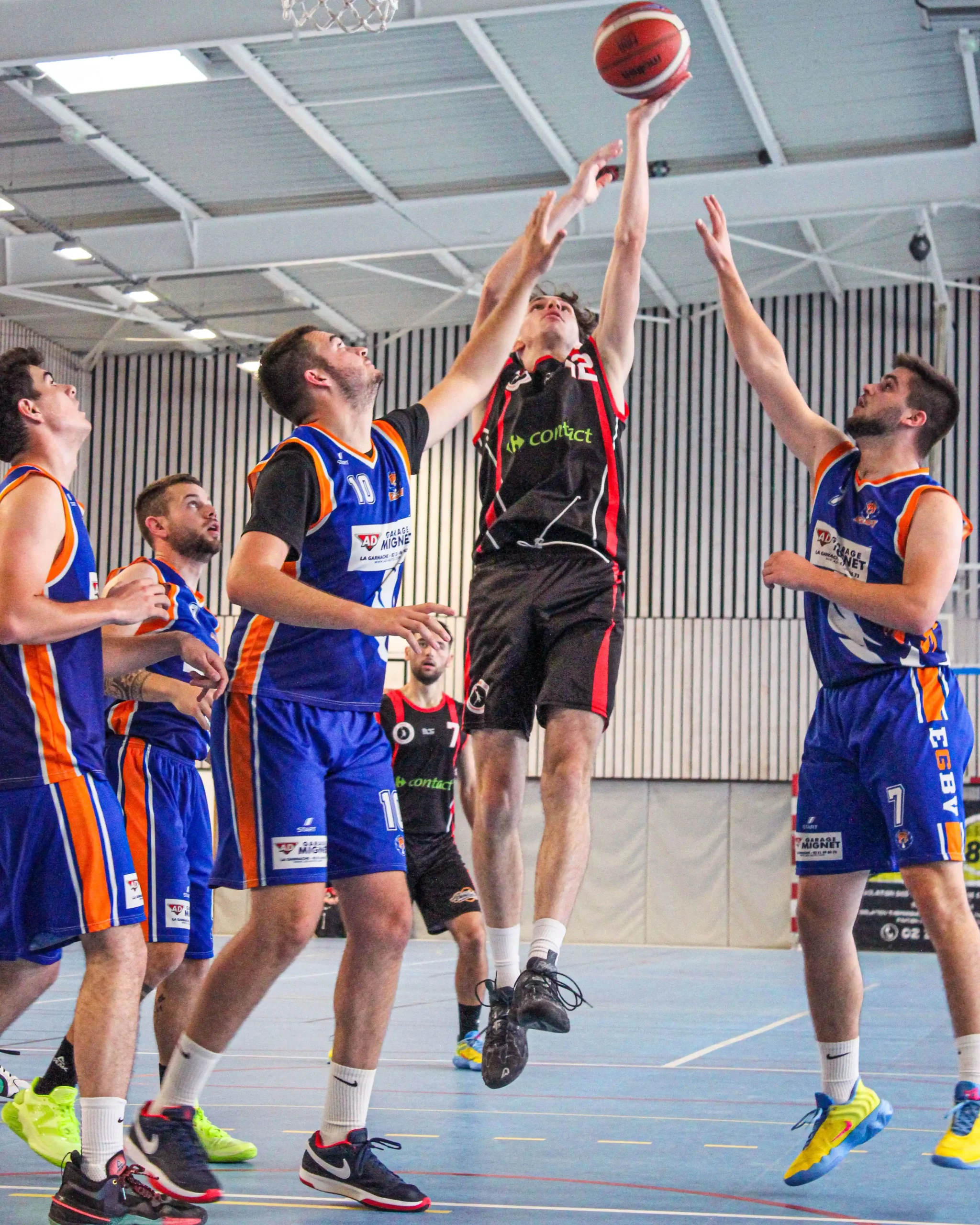 Joueur du FSMB en train de jouer au basket