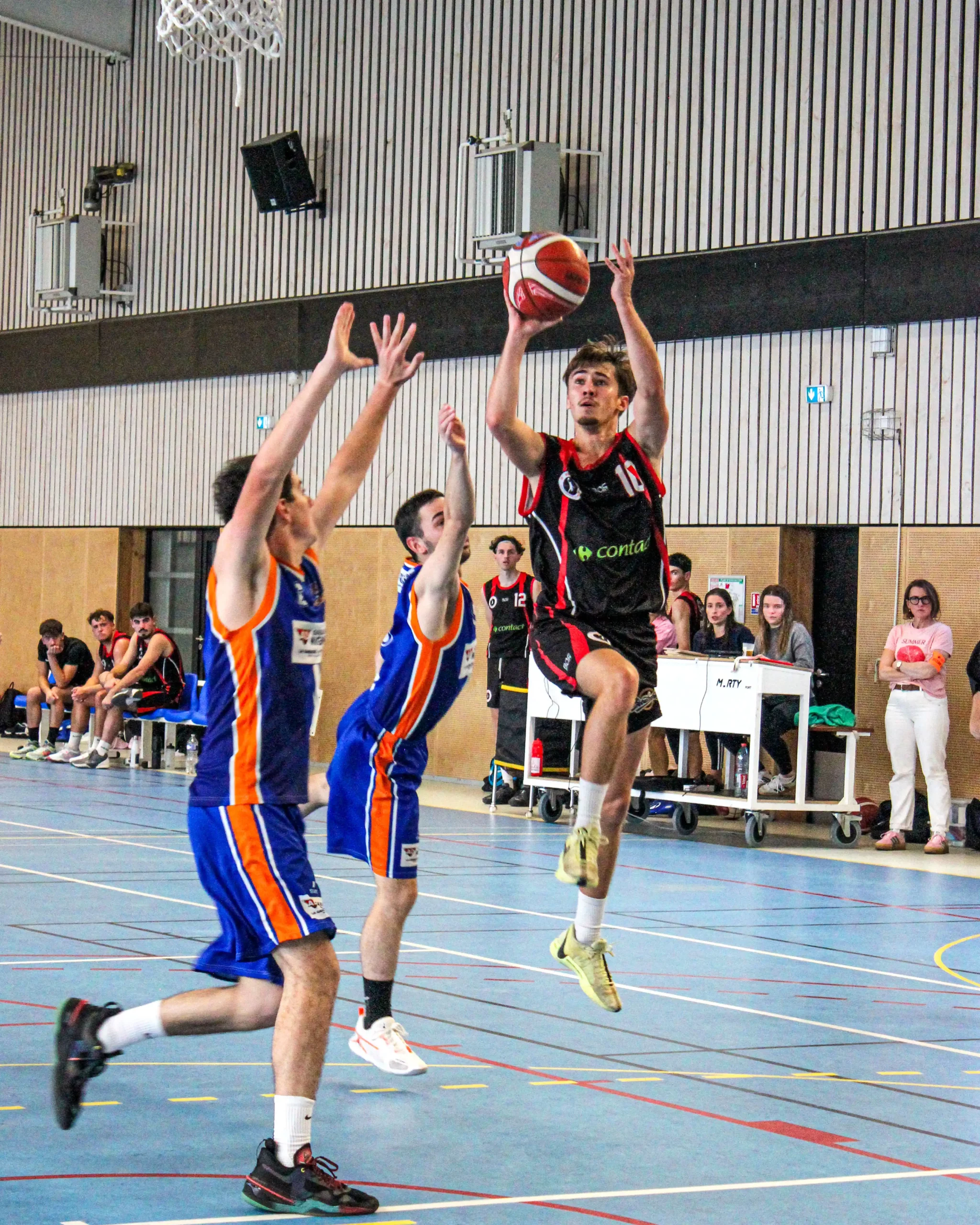 Joueur du FSMB en train de jouer au basket