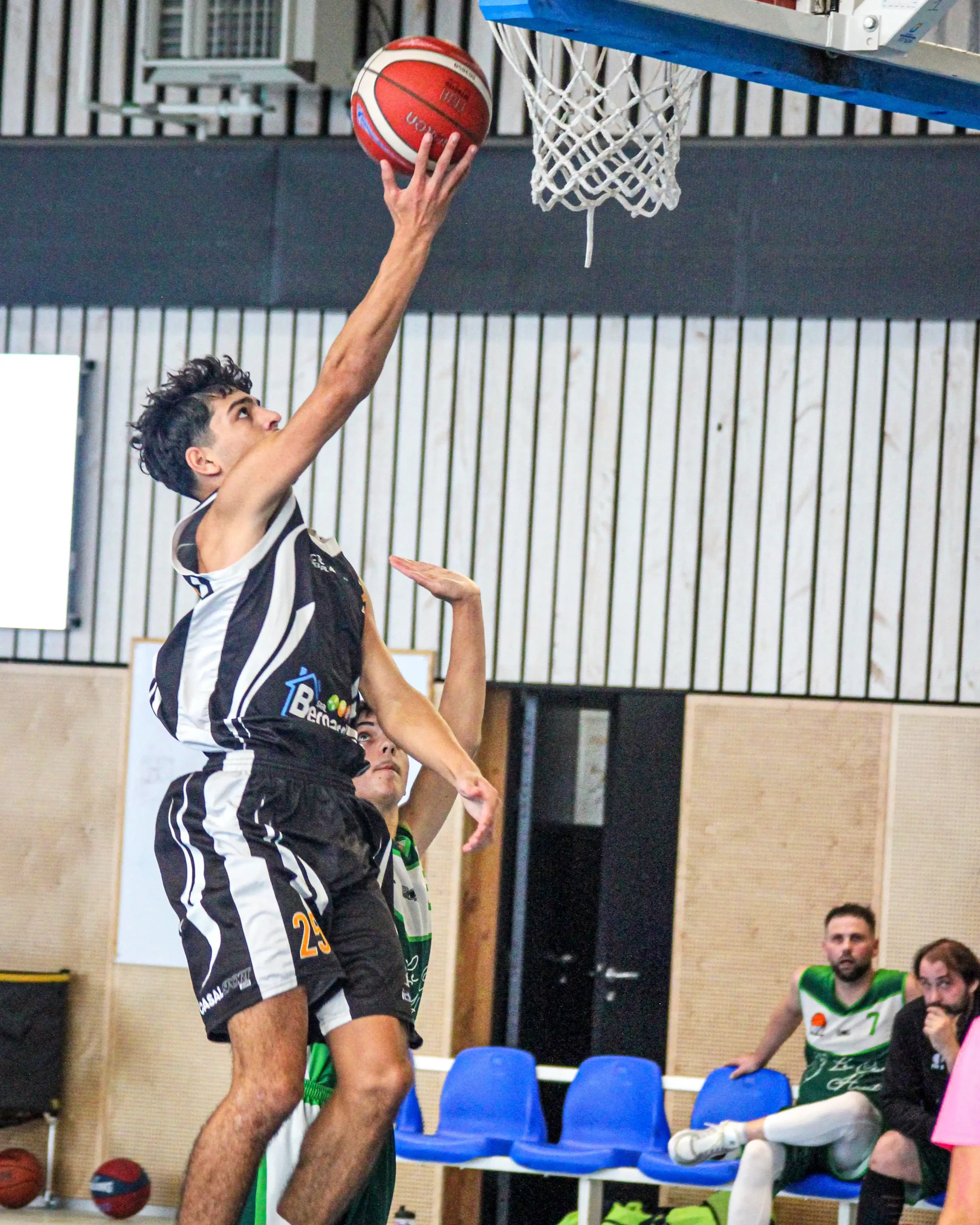 Joueur du FSMB en train de jouer au basket