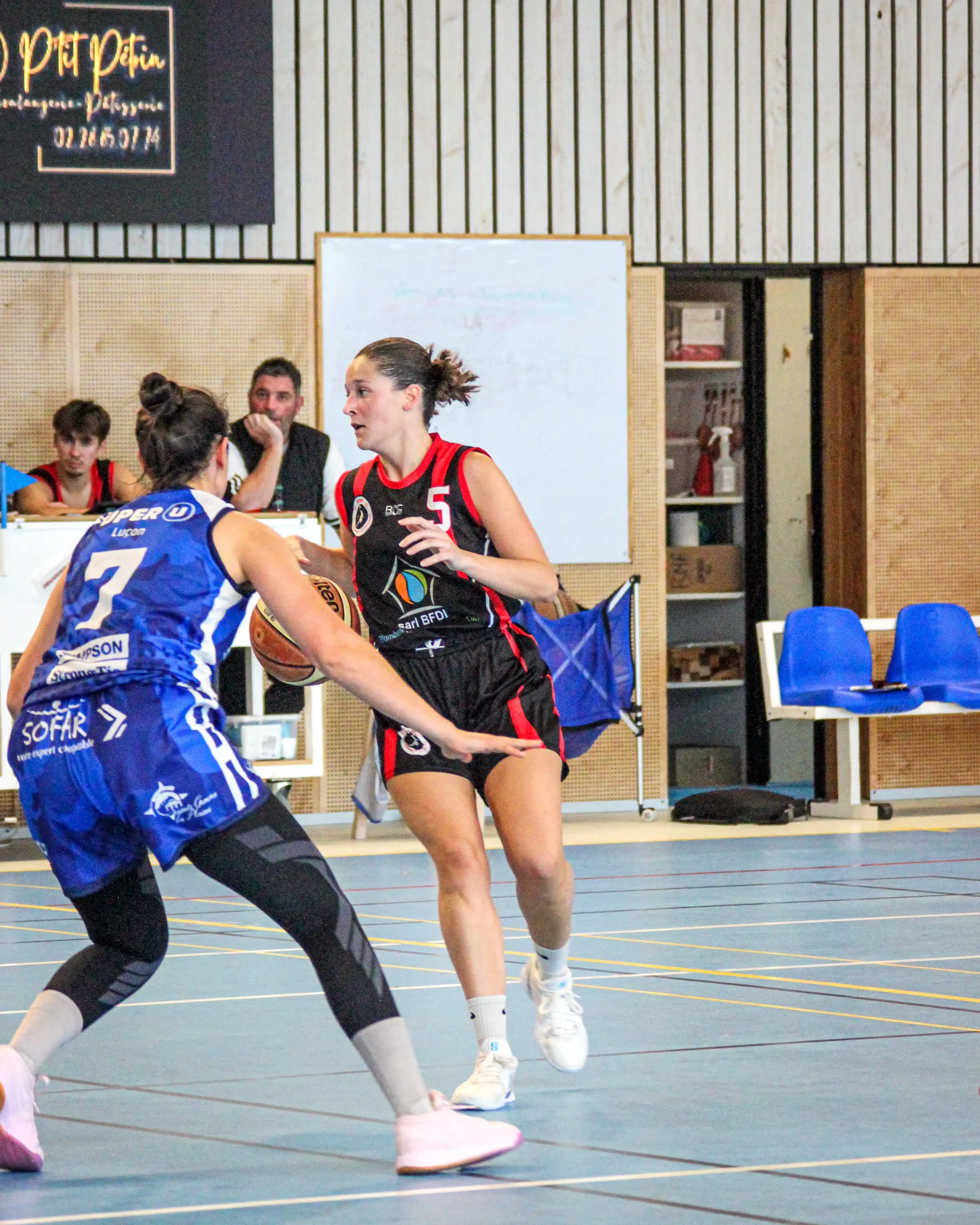 Joueuse du FSMB en train de jouer au basket