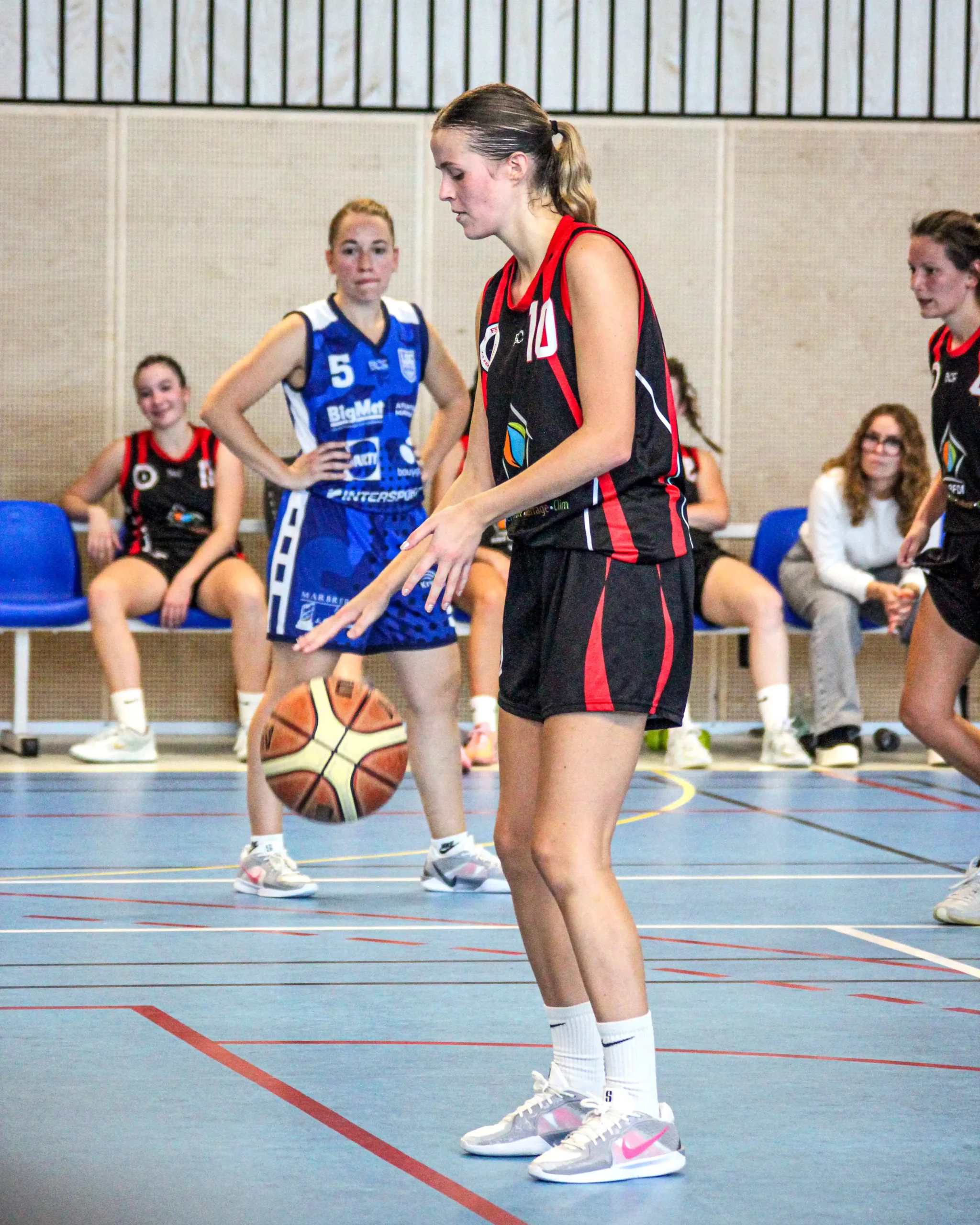 Joueuse du FSMB en train de jouer au basket