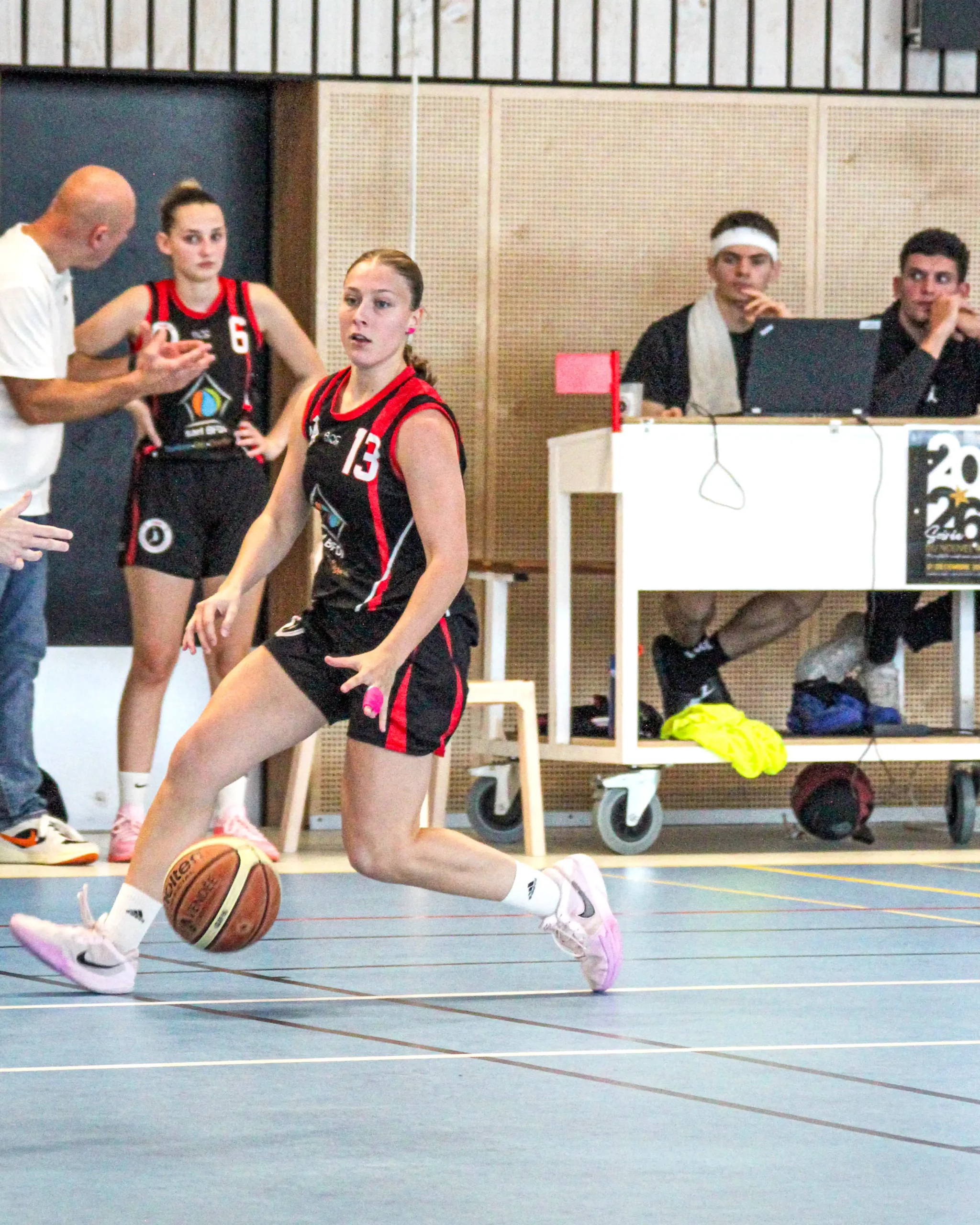 Joueuse du FSMB en train de jouer au basket